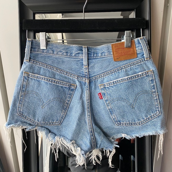 Aritzia Levi's Premium 501 Mid-rise Denim Shorts - Picture 3 of 7